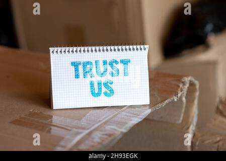 Handschriftenschild Vertrauen Sie uns. Business-Ansatz zu glauben, dass jemand gut und ehrlich ist und nicht schaden Denken Neue helle Ideen erneuern Stockfoto