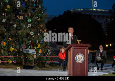 Washington, Vereinigte Staaten von Amerika. 01. Dezember 2021. Der Architekt des Capitol J. Brett Blanton hält Bemerkungen während der jährlichen Capitol Christmas Tree Lighting Ceremony auf dem Westrasen des U.S. Capitol am 1. Dezember 2021 in Washington, DC. Der Baum ist eine 84 Meter hohe Weißtanne aus dem Six-Floirs National Forest in Kalifornien. Quelle: Tanya E Flores/USFS/Alamy Live News Stockfoto