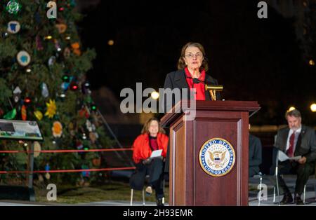 Washington, Vereinigte Staaten von Amerika. 01. Dezember 2021. Die US-Senatorin Dianne Feinstein hält Bemerkungen während der jährlichen Kapitol-Weihnachtsbaumbeleuchtung auf dem Westrasen des US-Kapitols am 1. Dezember 2021 in Washington, DC. Der Baum ist eine 84 Meter hohe Weißtanne aus dem Six-Floirs National Forest in Kalifornien. Quelle: Tanya E Flores/USFS/Alamy Live News Stockfoto