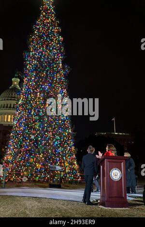 Washington, Vereinigte Staaten von Amerika. 01. Dezember 2021. Die Sprecherin des US-Repräsentantenhauses, Nancy Pelosi, applaudiert, nachdem sie den Weihnachtsbaum des Kapitols mit Michael Mavris, einem 5th-klässigen Schüler, während einer Zeremonie auf dem Westrasen des US-Kapitols am 1. Dezember 2021 in Washington, DC, beleuchtet hat. Der Baum ist eine 84 Meter hohe Weißtanne aus dem Six-Floirs National Forest in Kalifornien. Quelle: Tanya E Flores/USFS/Alamy Live News Stockfoto