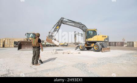 Die dem Expeditionary Civil Engineer Squadron 386th zugeordneten Flieger entfernen während einer Übung auf der Ali Al Salem Air Base, Kuwait, am 2. Dezember 2021 Trümmer von einer simulierten Start- und Landebahn. 386th ECES Airmen reagierten auf einen simulierten Angriff auf einen Flugplatz und führten eine Rapid Airfield Deployment Recovery Mission durch. RADR ist eine Reaktionsmethode, um einen Flugplatz so schnell wie möglich zu aspern, zu reparieren und zu Bergen, um den Betrieb zu ermöglichen. (USA Luftwaffe Foto von Senior Airman Michael S. Murphy) Stockfoto