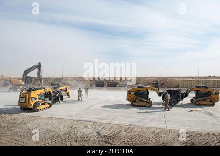 Die dem Expeditionary Civil Engineer Squadron 386th zugeordneten Flieger reparieren während einer Übung auf dem Ali Al Salem Air Base, Kuwait, am 2. Dezember 2021 eine simulierte Start- und Landebahn. 386th ECES Airmen reagierten auf einen simulierten Angriff auf einen Flugplatz und führten eine Rapid Airfield Deployment Recovery Mission durch. RADR ist eine Reaktionsmethode, um einen Flugplatz so schnell wie möglich zu aspern, zu reparieren und zu Bergen, um den Betrieb zu ermöglichen. (USA Luftwaffe Foto von Senior Airman Michael S. Murphy) Stockfoto