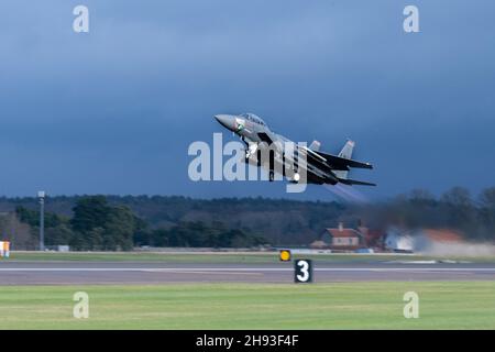 Ein dem Kampfgeschwader 494th zugeordneter F-15E Strike Eagle der US Air Force hebt am 2. Dezember 2021 bei der Royal Air Force Lakenheath, England, ab. Der 48th Fighter Wing führt Routinetrainings durch, um sicherzustellen, dass die Piloten weiterhin auf die Erfüllung der Missionsanforderungen vorbereitet sind. (USA Luftwaffe Foto von Airman Olivia Gibson) Stockfoto