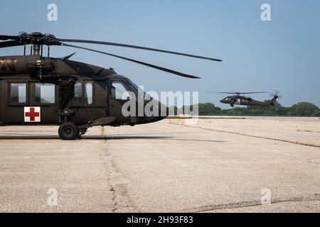 Soldiers of the Nebraska National Guard’s G Co., 2-135th General Support Aviation Bataillon bereitet einen UH-60 Blackhawk-Hubschrauber für eine Brandbekämpfungsmission vor, bevor er die Army Aviation Support Facility am Lincoln Airport am 6. August 2021 verlässt. (USA Foto der Air National Guard von Jamie Titus, dem Senior Airman) Stockfoto