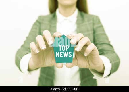 Schild mit den Top News. Informationen zur Geschäftsübersicht, die über eine Veranstaltung A Young Lady Businesswoman Holding empfangen und gesendet werden Stockfoto