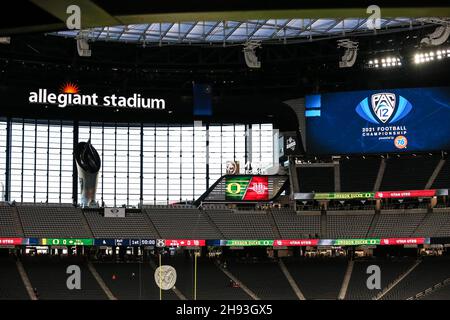 Las Vegas, NV, USA. 03rd Dez 2021. Eine Innenansicht der Anzeigetafel vor dem Start des PAC-12 Football Championship Game mit den Oregon Ducks und den Utah Utes im Allegiant Stadium in Las Vegas, NV. Christopher Trim/CSM/Alamy Live News Stockfoto