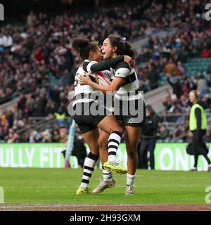 Twickenham, Großbritannien. 27th. November 2021. Sarah Levy (USA) von Barbarians Women erzielt den Eröffnungs-Versuch, es 5-0 zu schaffen und feiert während des Women's Killick Cup-Spiels zwischen Barbarians Women und Springbok Women's XV am 27. November 2021 im Twickenham Stadium, Twickenham, Großbritannien. Foto von Ken Sparks. Nur zur redaktionellen Verwendung, Lizenz für kommerzielle Nutzung erforderlich. Keine Verwendung bei Wetten, Spielen oder Veröffentlichungen einzelner Clubs/Vereine/Spieler. Kredit: UK Sports Pics Ltd/Alamy Live Nachrichten Stockfoto