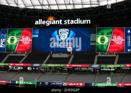 Las Vegas, NV, USA. 03rd Dez 2021. Eine Innenansicht der Anzeigetafel vor dem Start des PAC-12 Football Championship Game mit den Oregon Ducks und den Utah Utes im Allegiant Stadium in Las Vegas, NV. Christopher Trim/CSM/Alamy Live News Stockfoto