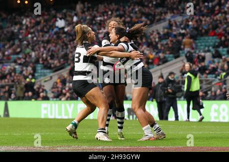 Twickenham, Großbritannien. 27th. November 2021. Sarah Levy (USA) von Barbarians Women erzielt den Eröffnungs-Versuch, es 5-0 zu schaffen und feiert während des Women's Killick Cup-Spiels zwischen Barbarians Women und Springbok Women's XV am 27. November 2021 im Twickenham Stadium, Twickenham, Großbritannien. Foto von Ken Sparks. Nur zur redaktionellen Verwendung, Lizenz für kommerzielle Nutzung erforderlich. Keine Verwendung bei Wetten, Spielen oder Veröffentlichungen einzelner Clubs/Vereine/Spieler. Kredit: UK Sports Pics Ltd/Alamy Live Nachrichten Stockfoto