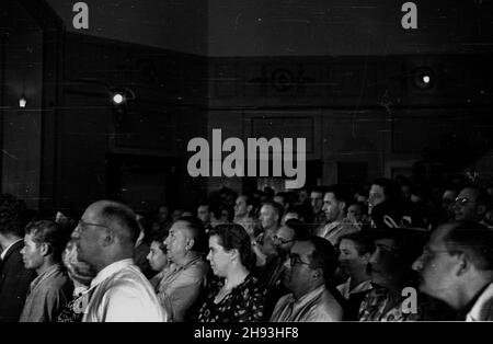 Warszawa, 1947-06. Krajowa konferencja Poalej Syjon Lewica - jednej z partii politycznych mniejszoœci ¿ydowskiej. Obrady dotyczy³y zakoñczonej w³aœnie sesji Organizacji Narodów Zjednoczonych, poœwiêconej utworzeniu pañstwa ¿ydowskiego w Palestynie. NZ. sala obrad. po/mgs PAP Dok³adny dzieñ wydarzenia nieustalony. Warschau, Juni 1947. Innenpolitische Konferenz von Poalej Syjon Lewica - einer der politischen Parteien der jüdischen Minderheit. Die Konferenz beendete gerade die UNO-Sitzung über die Schaffung eines jüdischen Staates in Palästina. Im Bild: Konferenzsaal. po/mgs PAP Stockfoto