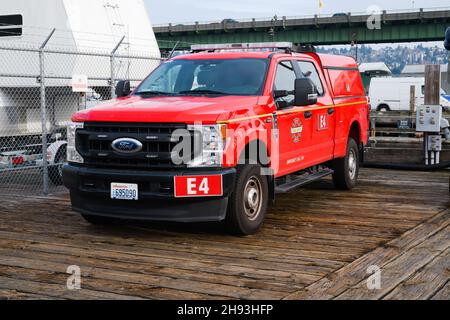 Seattle - 21. November 2021; rotes Feuerwehrfahrzeug der Stadt Seattle mit der Bezeichnung E4 auf einem hölzernen Pier am Fishermen's Terminal geparkt Stockfoto