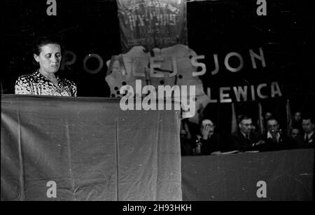 Warszawa, 1947-06. Krajowa konferencja Poalej Syjon Lewica - jednej z partii politycznych mniejszoœci ¿ydowskiej. Obrady dotyczy³y zakoñczonej w³aœnie sesji Organizacji Narodów Zjednoczonych, poœwiêconej utworzeniu pañstwa ¿ydowskiego w Palestynie. po/mgs PAP Dok³adny dzieñ wydarzenia nieustalony. Warschau, Juni 1947. Innenpolitische Konferenz von Poalej Syjon Lewica - einer der politischen Parteien der jüdischen Minderheit. Die Konferenz beendete gerade die UNO-Sitzung über die Schaffung eines jüdischen Staates in Palästina. po/mgs PAP Stockfoto