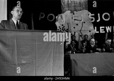 Warszawa, 1947-06. Krajowa konferencja Poalej Syjon Lewica - jednej z partii politycznych mniejszoœci ¿ydowskiej. Obrady dotyczy³y zakoñczonej w³aœnie sesji Organizacji Narodów Zjednoczonych, poœwiêconej utworzeniu pañstwa ¿ydowskiego w Palestynie. po/mgs PAP Dok³adny dzieñ wydarzenia nieustalony. Warschau, Juni 1947. Innenpolitische Konferenz von Poalej Syjon Lewica - einer der politischen Parteien der jüdischen Minderheit. Die Konferenz beendete gerade die UNO-Sitzung über die Schaffung eines jüdischen Staates in Palästina. po/mgs PAP Stockfoto