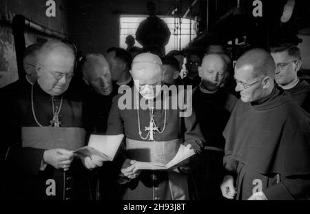 Niepokalanów, 1947-06-05. Wizyta prymasa Anglii kardyna³a Bernarda Griffina (C) i biskupa warszawskiego Zygmunta Choromañskiego (L) w Zakonie Ojców Franciszkanów. NZ. Zwiedzanie Wydawnictwo Ojców Franciszkanów. ps/gr PAP Niepokalanow, 5. Juni 1947. Der englische Primas Kardinal Bernard Griffin (Mitte) und der Warschauer Bischof Zygmunt Choromanski (links) im Franziskanerkloster. Bild: Besuch im Klosterverlag. ps/gr PAP Stockfoto