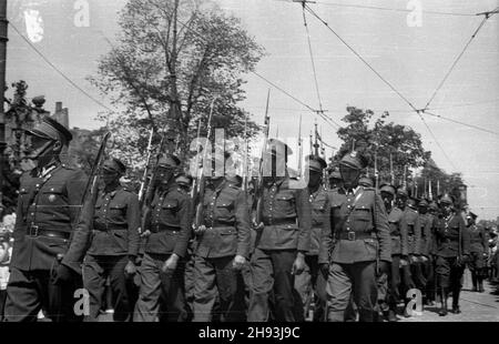 Warszawa, 1947-06-05. Procesja Bo¿Ego Cia³a na Krakowskim Przedmieœciu. NZ. kompania honorowa Wojska Polskiego. ps/gr PAP Warschau, 5. Juni 1947. Ehrenwache der polnischen Armee bei einer Fronleichnamsprozession in Krakowskie Przedmiescie. ps/gr PAP Stockfoto