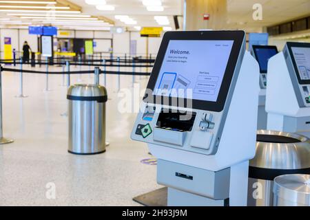 Self-Service-Technologie für den Transport des Self-Check-in-Automaten im Flughafenterminal, Passscanner und Ticketdrucker Stockfoto