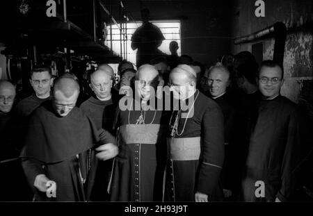 Niepokalanów, 1947-06-05. Wizyta prymasa Anglii kardyna³a Bernarda Griffina (3P) i biskupa warszawskiego Zygmunta Choromañskiego (4P) w Zakonie Ojców Franciszkanów. NZ. Zwiedzanie Wydawnictwo Ojców Franciszkanów. ps/gr PAP Niepokalanow, 5. Juni 1947. Der englische Primas Kardinal Bernard Griffin (3rd von rechts) und der Warschauer Bischof Zygmunt Choromanski (4th von rechts) im Franziskanerkloster. Bild: Besuch im Klosterverlag. ps/gr PAP Stockfoto