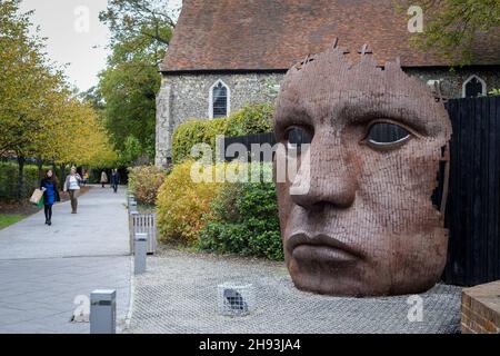 Metallskulptur, Bulkhead, von Rick Kirby, am Marlowe Theatre in Canterbury, Kent, England. Stockfoto