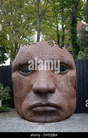 Vorderansicht der Metallskulptur Bulkhead von Rick Kirby, neben dem Marlowe Theatre in Canterbury, Kent, England. Stockfoto