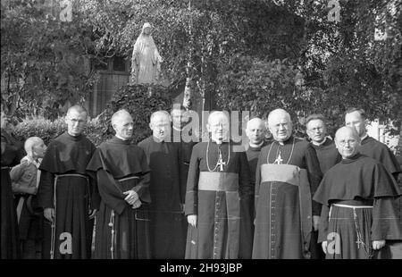 Niepokalanów, 1947-06-05. Wizyta prymasa Anglii kardyna³a Bernarda Griffina w Zakonie Ojców Franciszkanów. NZ. rektor Polskiej Misji Katolickiej w Londynie ks. Stanis³awski (3L), kardyna³ Griffin (5L), biskup warszawski Zygmunt Choromañski (7L) w otoczeniu Ojców franciszkanów przed figurk¹ Matki Boskiej. ps/gr PAP Niepokalanow, 5. Juni 1947. Der englische Primas Kardinal Bernard Griffin besucht das Franziskanerkloster. Im Bild: Der Rektor der polnischen Mission in London, Pater Stanislawski (3rd von links), Kardinal Griffin (5th von links), der Warschauer Bischof Zygmunt Choromanski (7th von links), Surroun Stockfoto