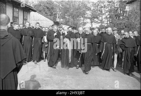 Niepokalanów, 1947-06-05. Wizyta prymasa Anglii kardyna³a Bernarda Griffina (w pierwszym rzêdzie, 6P) i biskupa warszawskiego Zygmunta Choromañskiego (w pierwszym rzêdzie, 5P) w Zakonie Ojców Franciszkanów. Kardyna³ Griffin przebywa³ w Polsce od 4 do 18 czerwca 1947. ps/gr PAP Niepokalanow, 5. Juni 1947. Der englische Primas Kardinal Bernard Griffin (1st Reihe 6th von rechts) und der Warschauer Bischof Zygmunt Choromanski (1st Reihe 5th von rechts) besuchen das Franziskanerkloster. Kardinal Griffin besuchte Polen vom 4. Bis 18. Juni 1947. ps/gr PAP Stockfoto