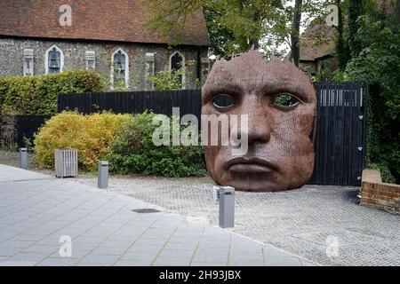 Schott, eiserne Skulptur von Rick Kirby, gegenüber dem Marlowe Theater in Canterbury, Kent, England. Stockfoto