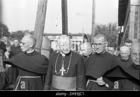 Niepokalanów, 1947-06-05. Wizyta prymasa Anglii kardyna³a Bernarda Griffina (w pierwszym rzêdzie, 2L) i biskupa warszawskiego Zygmunta Choromañskiego (w drugim rzêdzie, C) w Zakonie Ojców Franciszkanów. Kardyna³ Griffin przebywa³ w Polsce od 4 do 18 czerwca 1947. ps/gr PAP Niepokalanow, 5. Juni 1947. Der englische Primas Kardinal Bernard Griffin (1st. Reihe 2nd von links) und der Warschauer Bischof Zygmunt Choromanski (2nd. Reihe Mitte) besuchen das Franziskanerkloster. Kardinal Griffin besuchte Polen vom 4. Bis 18. Juni 1947. ps/gr PAP Stockfoto