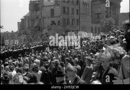 Warszawa, 1947-06-05. Procesja Bo¿Ego Cia³a na placu Zamkowym. W g³êbi koœció³ œw. Anny. ps/gr PAP Warschau, 5. Juni 1947. Corpus Cristi Prozession auf dem Zamkowy Platz. Im Hintergrund die Kirche der Heiligen Anna. ps/gr PAP Stockfoto