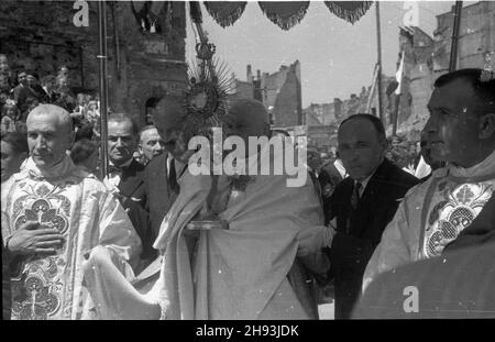 Warszawa, 1947-06-05. Procesja Bo¿Ego Cia³a na placu Zamkowym. NZ. Pod baldachimem kardyna³ August Hlond z monstrancj¹. ps/gr PAP Warschau, 5. Juni 1947. Corpus Cristi Prozession auf dem Zamkowy Platz. Im Bild: Unter einem Baldachin Kardinal August Hlond mit Monstranz. ps/gr PAP Stockfoto