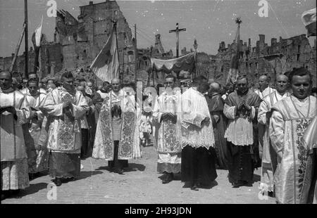 Warszawa, 1947-06-05. Procesja Bo¿Ego Cia³a na placu Zamkowym. NZ. duchowieñstwo, w tle ruiny Starego Miasta. ps/gr PAP Warschau, 5. Juni 1947. Corpus Cristi Prozession auf dem Zamkowy Platz. Im Bild: Geistliche, im Hintergrund Ruinen der Altstadt. ps/gr PAP Stockfoto