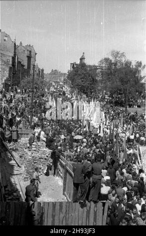 Warszawa, 1947-06-05. Procesja Bo¿Ego Cia³a na Krakowskim Przedmieœciu. W g³êbi z prawej koœció³ œw. Anny. ps/gr PAP Warschau, 5. Juni 1947. Corpus Cristi Prozession in der Krakowskie Przedmiescie Straße. Bild: Von rechts im Hintergrund die Kirche der Heiligen Anna. ps/gr PAP Stockfoto