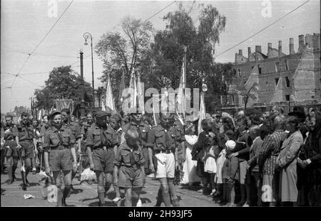 Warszawa, 1947-06-05. Procesja Bo¿Ego Cia³a na Krakowskim Przedmieœciu. NZ. Harcerze. ps/gr PAP Warschau, 5. Juni 1947. Corpus Cristi Prozession in der Krakowskie Przedmiescie Straße. Bild: Pfadfinder. ps/gr PAP Stockfoto