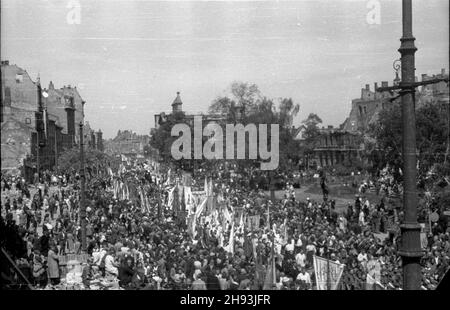 Warszawa, 1947-06-05. Procesja Bo¿Ego Cia³a na Krakowskim Przedmieœciu. W g³êbi koœció³ œw. Anny. ps/gr PAP Warschau, 5. Juni 1947. Corpus Cristi Prozession in der Krakowskie Przedmiescie Straße. Bild: Im Hintergrund die St. Anna Kirche. ps/gr PAP Stockfoto