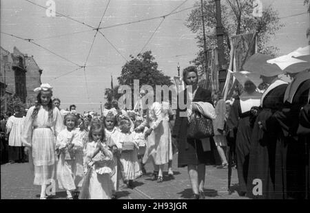 Warszawa, 1947-06-05. Procesja Bo¿Ego Cia³a na Krakowskim Przedmieœciu. NZ. Bielanki, z prawej siostry zakonne. ps/gr PAP Warschau, 5. Juni 1947. Eine Corpus Cristi Prozession in der Krakowskie Przedmiescie Street. Im Bild: Mädchen in weißen Kleidern, von rechten Nonnen. ps/gr PAP Stockfoto