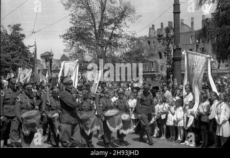 Warszawa, 1947-06-05. Procesja Bo¿Ego Cia³a na Krakowskim Przedmieœciu. NZ. orkiestra Wojska Polskiego. ps/gr PAP Warschau, 5. Juni 1947. Eine Corpus Cristi Prozession in der Krakowskie Przedmiescie Street. Im Bild: Das Orchester der polnischen Armee. ps/gr PAP Stockfoto