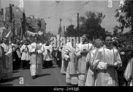 Warszawa, 1947-06-05. Procesja Bo¿Ego Cia³a na Krakowskim Przedmieœciu. NZ. Duchowni w ornatach. ps/gr PAP Warschau, 5. Juni 1947. Eine Corpus Cristi Prozession in der Krakowskie Przedmiescie Street. Im Bild: Geistliche in Chasubles. ps/gr PAP Stockfoto