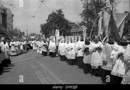 Warszawa, 1947-06-05. Procesja Bo¿Ego Cia³a na Krakowskim Przedmieœciu. NZ. Duchowni. ps/gr PAP Warschau, 5. Juni 1947. Eine Corpus Cristi Prozession in der Krakowskie Przedmiescie Street. Im Bild: Geistliche. ps/gr PAP Stockfoto