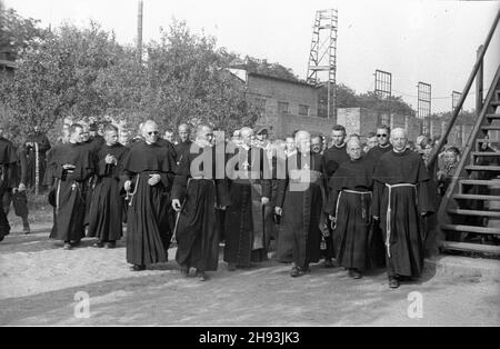 Niepokalanów, 1947-06-05. Wizyta prymasa Anglii kardyna³a Bernarda Griffina (w pierwszym rzêdzie, 4P) i biskupa warszawskiego Zygmunta Choromañskiego (w pierwszym rzêdzie, 3P) w Zakonie Ojców Franciszkanów. Kardyna³ Griffin przebywa³ w Polsce od 4 do 18 czerwca 1947. ps/gr PAP Niepokalanow, 5. Juni 1947. Besuch des englischen Primas Kardinal Bernard Griffin (vierter von rechts) und des Warschauer Bischofs Zygmunt Choromanski (dritter von rechts) im Franziskanerkloster. Kardinal Bernard Griffin ist vom 4. Bis 18. Juni 1947 in Polen. ps/gr PAP Stockfoto