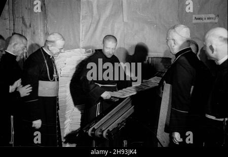 Niepokalanów, 1947-06-05. Wizyta prymasa Anglii kardyna³a Bernarda Griffina (2L) i biskupa warszawskiego Zygmunta Choromañskiego (2P) w Zakonie Ojców Franciszkanów. NZ. Zwiedzanie drukarni Wydawnictwo Ojców Franciszkanów. ps/gr PAP Niepokalanow, 5. Juni 1947. Besuch des englischen Primas Kardinal Bernard Griffin (zweiter von links) und des Warschauer Bischofs Zygmunt Choromanski (zweiter von rechts) im Franziskanerkloster. Bild: Besuch im Klosterverlag. ps/gr PAP Stockfoto