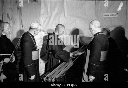 Niepokalanów, 1947-06-05. Wizyta prymasa Anglii kardyna³a Bernarda Griffina (2L) i biskupa warszawskiego Zygmunta Choromañskiego (4L) w Zakonie Ojców Franciszkanów. NZ. Zwiedzanie drukarni Wydawnictwo Ojców Franciszkanów. ps/gr PAP Niepokalanow, 5. Juni 1947. Besuch des englischen Primas Kardinal Bernard Griffin (zweiter von links) und des Warschauer Bischofs Zygmunt Choromanski (vierter von rechts) im Franziskanerkloster. Bild: Besuch im Klosterverlag. ps/gr PAP Stockfoto