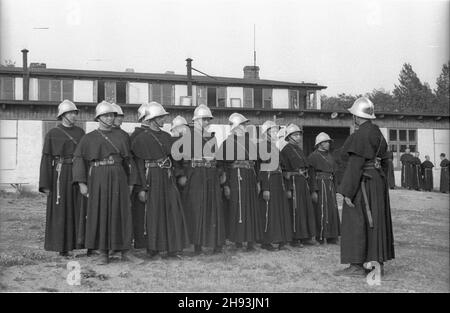 Niepokalanów, 1947-06-05. Wizyta prymasa Anglii kardyna³a Bernarda Griffina i biskupa warszawskiego Zygmunta Choromañskiego w Zakonie Ojców Franciszkanów. NZ. oddzia³ Ochotniczej Stra¿y Po¿arnej zakonników. ps/gr PAP Niepokalanow, 5. Juni 1947. Besuch des englischen Primas Kardinal Bernard Griffin und des Warschauer Bischofs Zygmunt Choromanski im Franziskanerkloster. Im Bild: Ein freiwilliges Feuerwehrkommando im Kloster. ps/gr PAP Stockfoto