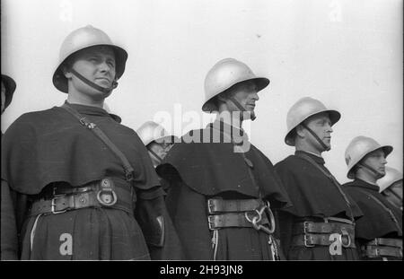 Niepokalanów, 1947-06-05. Wizyta prymasa Anglii kardyna³a Bernarda Griffina i biskupa warszawskiego Zygmunta Choromañskiego w Zakonie Ojców Franciszkanów. NZ. oddzia³ Ochotniczej Stra¿y Po¿arnej zakonników. ps/gr PAP Niepokalanow, 5. Juni 1947. Besuch des englischen Primas Kardinal Bernard Griffin und des Warschauer Bischofs Zygmunt Choromanski im Franziskanerkloster. Im Bild: Ein freiwilliges Feuerwehrkommando im Kloster. ps/gr PAP Stockfoto