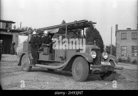 Niepokalanów, 1947-06-05. Wizyta prymasa Anglii kardyna³a Bernarda Griffina i biskupa warszawskiego Zygmunta Choromañskiego w Zakonie Ojców Franciszkanów. NZ. wóz Ochotniczej Stra¿y Po¿arnej franciszkanów. ps/gr PAP Niepokalanow, 5. Juni 1947. Besuch des englischen Primas Kardinal Bernard Griffin und des Warschauer Bischofs Zygmunt Choromanski im Franziskanerkloster. Im Bild: Ein Feuerwehrauto im Kloster. ps/gr PAP Stockfoto