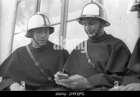 Niepokalanów, 1947-06-05. Wizyta prymasa Anglii kardyna³a Bernarda Griffina i biskupa warszawskiego Zygmunta Choromañskiego w Zakonie Ojców Franciszkanów. NZ. Bracia z oddzia³u zakonnej Ochotniczej Stra¿y Po¿arnej. ps/gr PAP Niepokalanow, 5. Juni 1947. Besuch des englischen Primas Kardinal Bernard Griffin und des Warschauer Bischofs Zygmunt Choromanski im Franziskanerkloster. Im Bild: Mönche eines Feuerwehrkommandos. ps/gr PAP Stockfoto