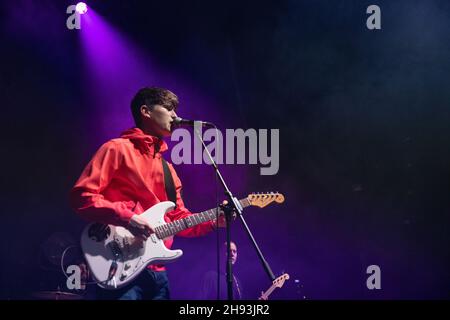 Der lokale Künstler Andrew Cushin unterstützt die Libertines bei ihrem Auftritt in Newcastle am 3rd. Dezember 2021 Stockfoto