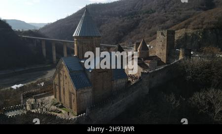 Panoramablick von der Festung Ananuri auf den Aragvi-Fluss und den Zhinvali-Stausee im Frühling. Georgien Stockfoto