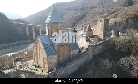 Luftaufnahme der alten Festung Ananuri mit zwei Kirchen und malerischer Aussicht auf den Fluss. Georgien Stockfoto