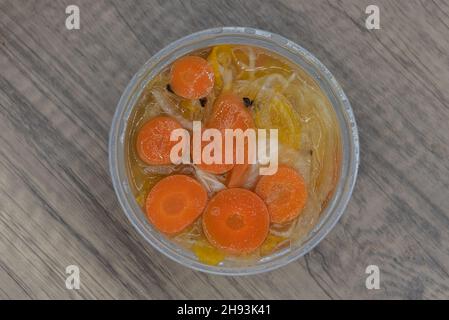 Blick von oben auf würzige Side Order Container von Habaneros Salsa, um etwas Wärme zu der Mahlzeit hinzuzufügen. Stockfoto