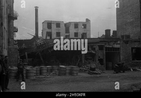 Warszawa, 1947-06-10. Przedwojenna fabryka czekolady Franciszek Fuchs i Synowie przy ul. Topiel 12, zrujnowana podczas wojny. NZ. Zniszczone budynki zak³adów. ps/ms PAP Warschau, 10. Juni 1947. Die Schokoladenfabrik "Franciszek Fuchs und Söhne" aus der Vorkriegszeit in der Topiel-Straße 12 verfiel während des Zweiten Weltkriegs Bild: Verstörte Gebäude. ps/ms PAP Stockfoto