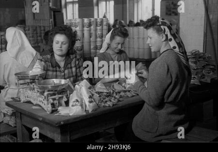 Warszawa, 1947-06-10. Przedwojenna fabryka czekolady Franciszek Fuchs i Synowie przy ul. Topiel 12. NZ. Pracownice pakuj¹ s³odycze. ps/ms PAP Warschau, 10. Juni 1947. Die Schokoladenfabrik "Franciszek Fuchs und Söhne" aus der Vorkriegszeit in der Topiel-Straße 12 verfiel während des Zweiten Weltkriegs Im Bild: Arbeiterinnen, die Süßigkeiten verpackt haben. ps/ms PAP Stockfoto